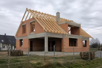 Kolik stojí postavit dům: kompletní rozpočet od pozemku po klíče