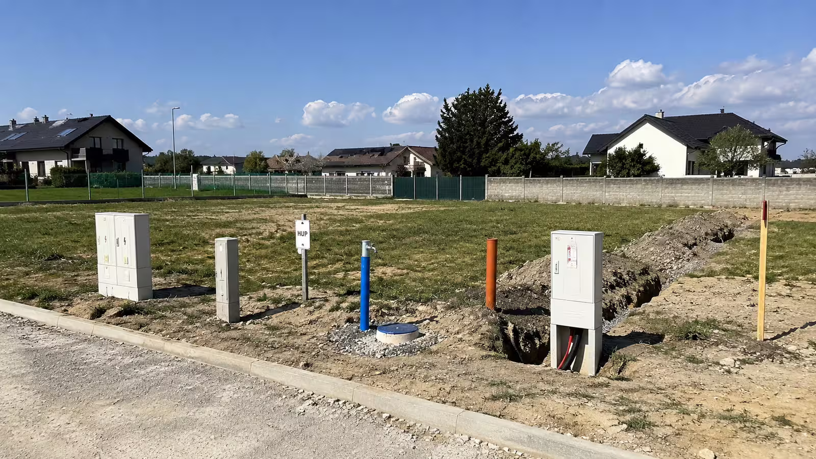 Stavební pozemek s vyznačenými přípojkami inženýrských sítí