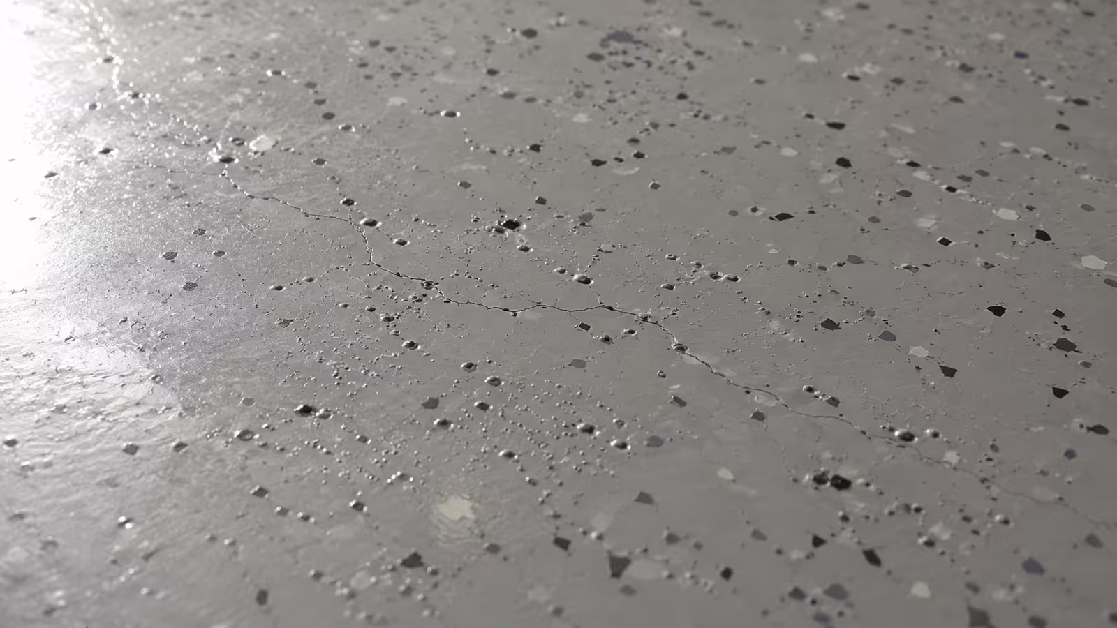 Detail vady epoxidové podlahy, bubliny a praskliny