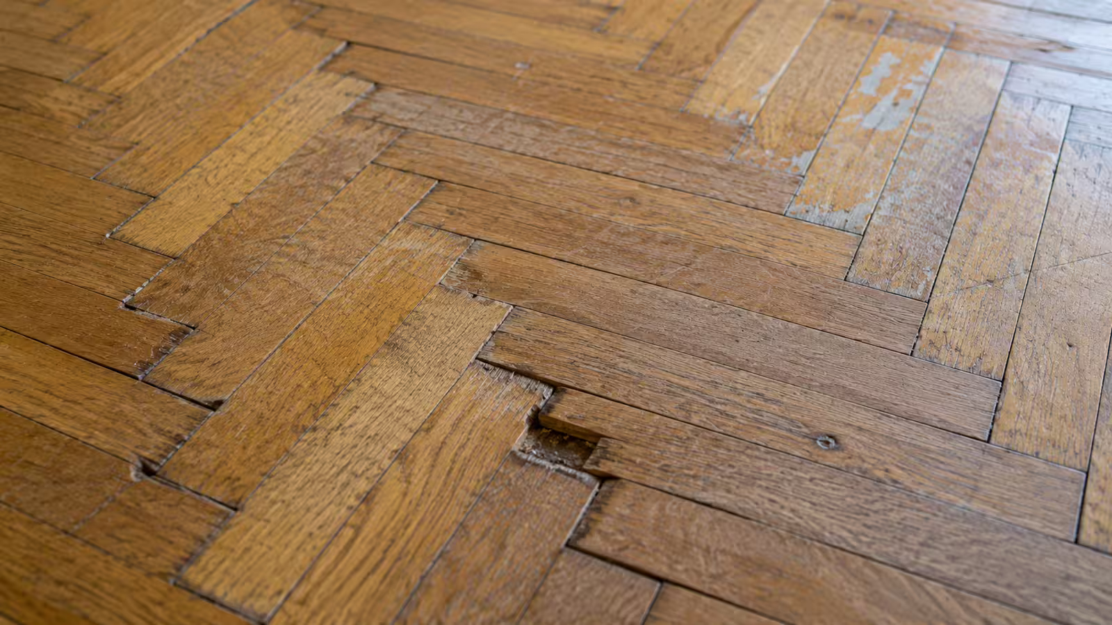 Poškrábané a poškozené parkety před opravou a renovací