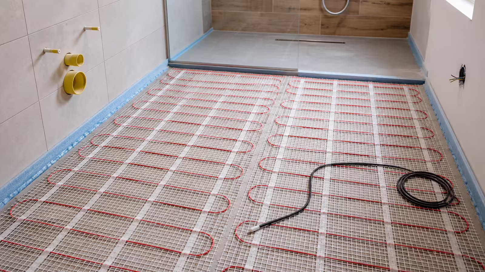 Elektrická topná rohož v koupelně před pokládkou dlažby