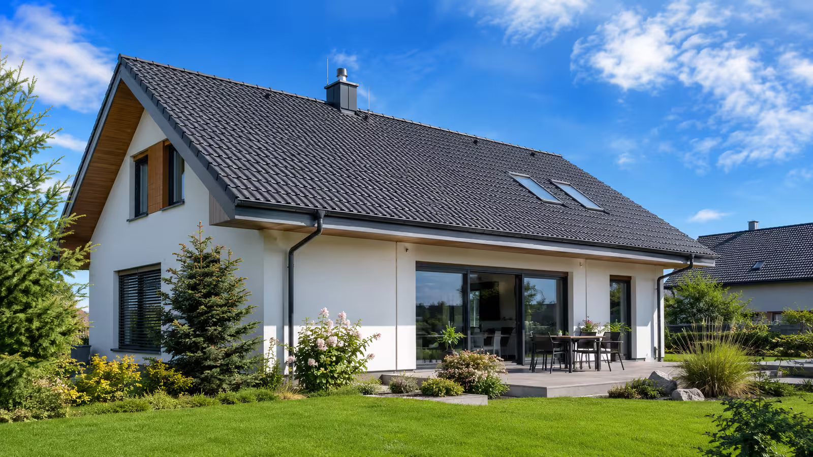 Nová střecha rodinného domu s moderní střešní krytinou