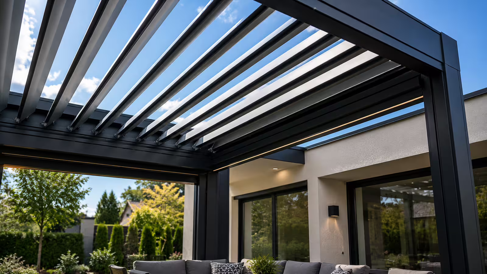 Bioklimatická pergola s naklápěcími hliníkovými lamelami