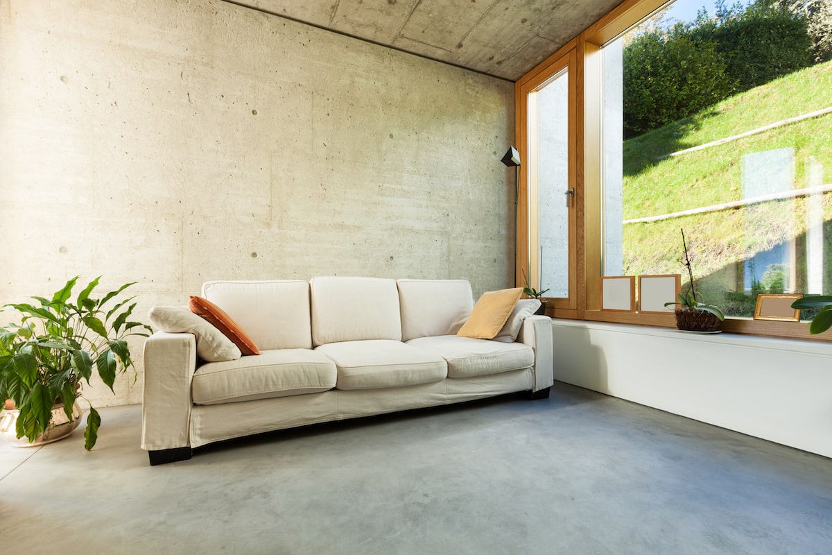 Obývací pokoj s betonovou podlahou